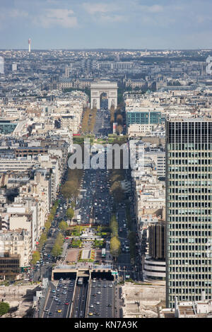 Vue de la Grande Arche sur l'Avenue Charles de Gaulle et l'Arc de Triomphe. Paris. France Banque D'Images