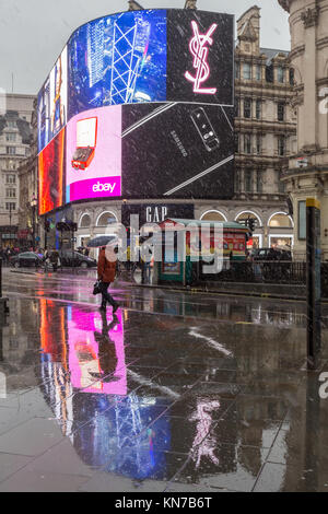 Piccadilly Circus dans la pluie, London, UK Banque D'Images