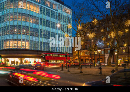 Londres, UK - Décembre 09, 2017 : avis de Peter Jones store, magasin classé grade II conçu par Reginald Uren en 1936 et Noël decoratio Banque D'Images