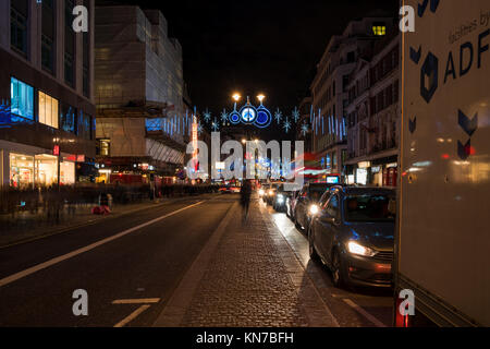 Londres, Royaume-Uni - 09 décembre 2017 : rue Noël décorations sur le Strand - un axe majeur dans la ville de Westminster et le lien principal entre Banque D'Images