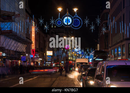 Londres, Royaume-Uni - 09 décembre 2017 : rue Noël décorations sur le Strand - un axe majeur dans la ville de Westminster et le lien principal entre Banque D'Images