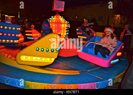 Les enfants bénéficiant d'un parc d'ride in Rhiwbina (Cardiff) au cours de la 2017 Festival de Noël Banque D'Images