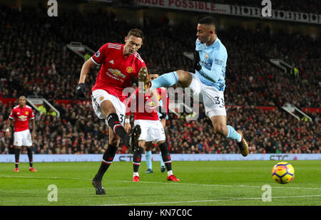 La Manchester United Nemanja Matic (à gauche) et Manchester City's Gabriel Jésus bataille pour la balle au cours de la Premier League match à Old Trafford, Manchester. Banque D'Images