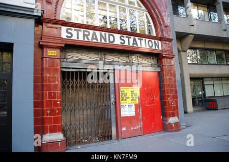 Le volet de la station de métro désaffectée au Savoy à Londres, Angleterre le 30 octobre 2008. Ouvert pour la première fois en 1907, la station est fermée en 1994. Banque D'Images