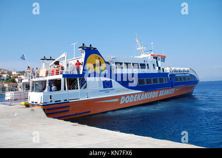 Dodekanisos Seaways Dodekanisos Express ferry catamaran amarré au port d'Emborio sur l'île grecque de Halki le 12 juin 2010. Il a été construit en 2000. Banque D'Images