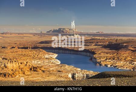 Le lac Powell et Colorado River Paysage près du barrage de Glenn Canyon avec des centrales électriques au charbon centrale électrique Navajo électrique Page en Arizona Banque D'Images