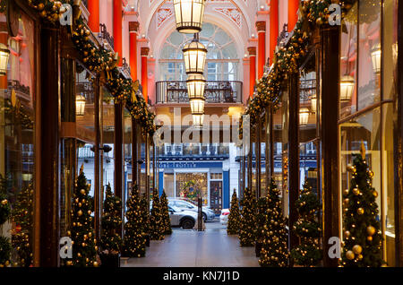 Londres, UK - Décembre 10th, 2017 : Royal Arcade sur New Bond Street est décorée pour Noël Banque D'Images