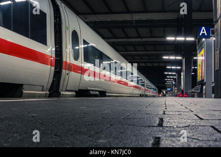 Deutsche Bahn ICE Bullet Train Gare côté gros plan Hiver 2017 stationné à Munich, Allemagne Hauptbahnhof Banque D'Images