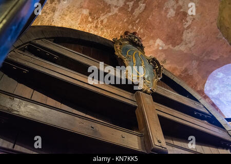 Le baril de bière de stockage énorme couvert impressionnant château antique Historique Banque D'Images