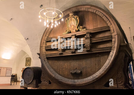 Le baril de bière de stockage énorme couvert impressionnant château antique Historique Banque D'Images