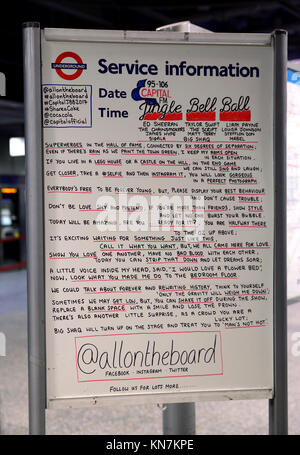 Ed Sheeran titre chanson basée sur l'information du service affichage à la station de métro North Greenwich sur scène lors de la deuxième journée de la capitale Jingle Bell Ball avec Coca-Cola au London's O2 Arena. ASSOCIATION DE PRESSE Photo. Photo date : dimanche 10 décembre 2017. Crédit photo doit se lire : Isabel Infantes/PA Wire Banque D'Images