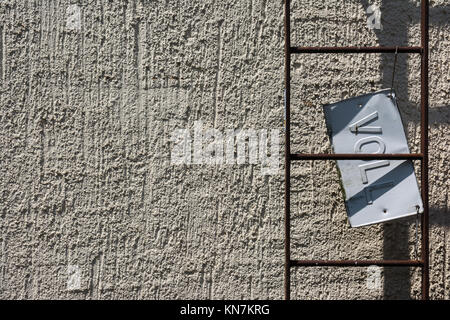 Mur de ciment Conrete Échelle rouillée Voll pleine plaque Metal Sign en décomposition des déchets industriels Grunge Banque D'Images