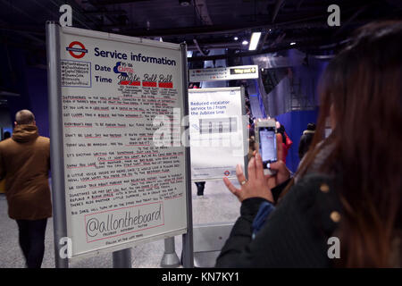 Ed Sheeran titre chanson basée sur l'information du service affichage à la station de métro North Greenwich sur scène lors de la deuxième journée de la capitale Jingle Bell Ball avec Coca-Cola au London's O2 Arena. ASSOCIATION DE PRESSE Photo. Photo date : dimanche 10 décembre 2017. Crédit photo doit se lire : Isabel Infantes/PA Wire Banque D'Images