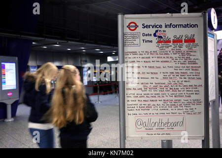 Ed Sheeran titre chanson basée sur l'information du service affichage à la station de métro North Greenwich sur scène lors de la deuxième journée de la capitale Jingle Bell Ball avec Coca-Cola au London's O2 Arena. ASSOCIATION DE PRESSE Photo. Photo date : dimanche 10 décembre 2017. Crédit photo doit se lire : Isabel Infantes/PA Wire Banque D'Images