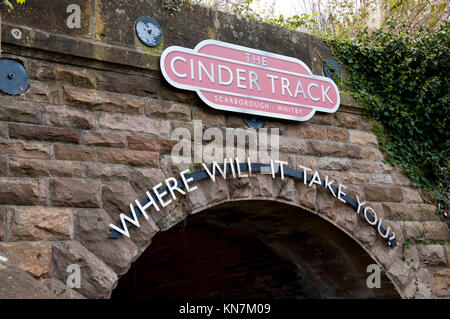 Le signe de piste cendrée sur le point de départ à Whitby, North Yorkshire. Banque D'Images