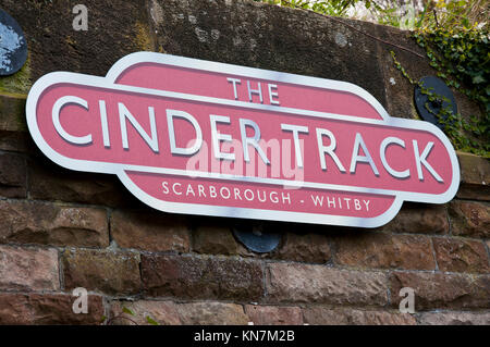 Le signe de piste cendrée sur le point de départ à Whitby, North Yorkshire. Banque D'Images