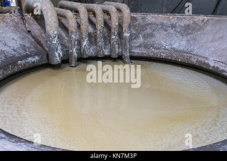 Matériel de stockage de pâte à papier de la TVA L'utilisation industrielle de l'usine de production d'eau blanc Banque D'Images