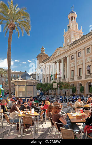 Terrasse du bar de l'hôtel de ville, la Plaza San Juan de Dios, Cadix, Andalousie, Espagne, Europe Banque D'Images