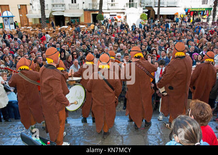 Le carnaval, une chirigota (Groupe musical) de dos en chantant dans la rue, Cadix, Andalousie, Espagne, Europe Banque D'Images