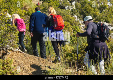 Randonneurs randonnée au Sentier Mainalon, en Grèce. Banque D'Images