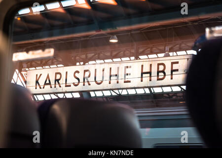 La gare principale Hauptbahnhof Karlsruhe Transport Ville de jour trains urbains Banque D'Images