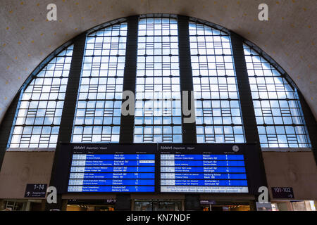 La gare principale Hauptbahnhof Karlsruhe Transport Ville de jour trains urbains Banque D'Images