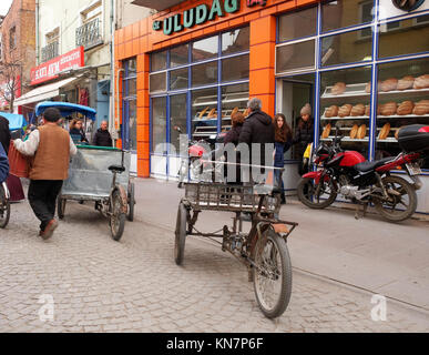 Décembre 2017 - cargo Tricycle vélos garés dans une rue en Turquie Banque D'Images