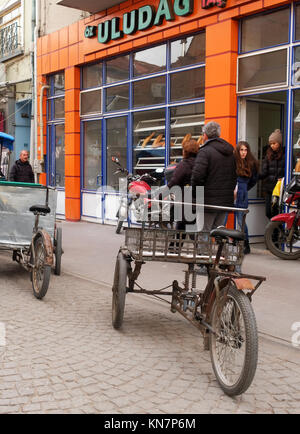 Décembre 2017 - cargo Tricycle vélos garés dans une rue en Turquie Banque D'Images