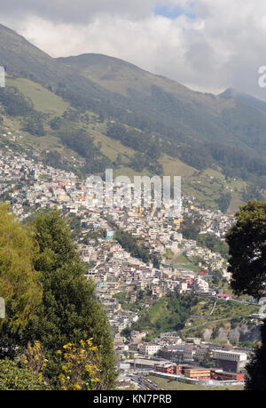 Vue de Quito de la Vierge de Quito en haut de la colline au-dessus de Quito appelé El Panecillo. Quito, Équateur. Banque D'Images