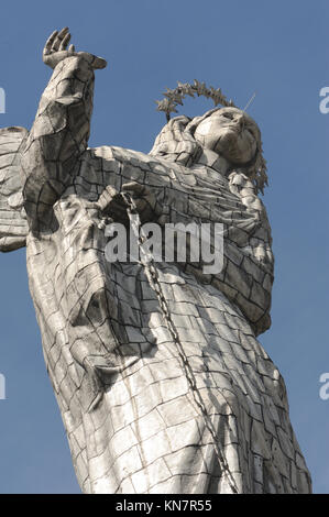 Détail de l'immense recouvert d'aluminium statue de la Vierge de Quito. La statue est située sur le haut de la colline au-dessus de Quito appelée El Panecillo. Il a été Banque D'Images