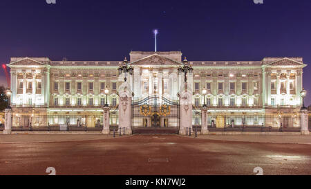 London, NOV 13 : Nuit sur le célèbre palais de Buckingham le Nov 13, 2015 à Londres, Royaume-Uni Banque D'Images