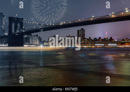 D'artifice pétillant étonnant pont de Brooklyn au crépuscule vue depuis le pont de Brooklyn Park à New York. Banque D'Images