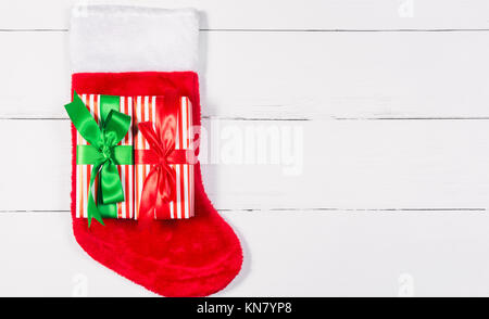 Giftwrapped présente allongé sur ce Noël sur table en bois blanc Banque D'Images