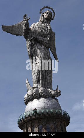 Détail de l'immense recouvert d'aluminium statue de la Vierge de Quito. La statue est située sur le haut de la colline au-dessus de Quito appelée El Panecillo. Il a été Banque D'Images