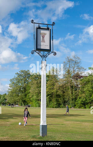 Le 18e siècle Barley Mow Pub sur le panneau vert, Englefield Green, Surrey, Angleterre, Royaume-Uni Banque D'Images