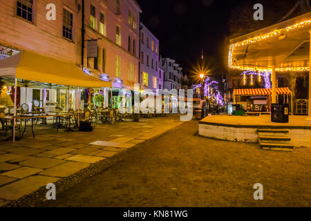 Royal Tunbridge Wells la colonnade piétonne Pantiles Crépuscule soir sombre avec des feux et lumières de Noël boutique Banque D'Images