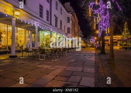 Royal Tunbridge Wells la colonnade piétonne Pantiles Crépuscule soir sombre avec des feux et lumières de Noël boutique Banque D'Images