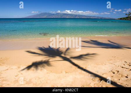 Journée calme à Napili Bay, Maui, Hawaii. Molokai est dans la distance. Banque D'Images