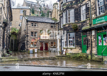 Holmfirth, UK. Déc 10, 2017. Les acheteurs de Noël séjour ay accueil comme la neige hits le peak district ville de Holmfirth, West Yorkshire, Angleterre. 10 décembre 2017. Carl Dickinson/Alamy Live News. Credit : CARL DICKINSON/Alamy Live News Banque D'Images