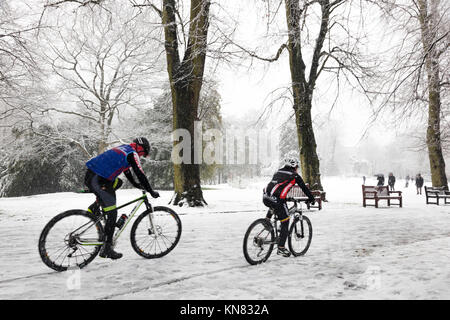 Londres, Royaume-Uni. Déc 10, 2017. Les fortes chutes de neige sont tombés à Londres et à travers le Royaume-Uni, la création d'un pays merveilleux de l'hiver pour le plaisir de tous : Crédit galit seligmann/Alamy Live News Banque D'Images