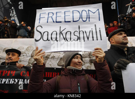 Kiev, Ukraine. Déc 10, 2017. Les partisans de l'ancien président géorgien et ex-gouverneur d'Odessa, Mikheil SAAKASHVILI assister soi-disant 'Marche' de destitution à Kiev, Ukraine, le 10 décembre 2017. Mikhaïl Saakachvili, l'ancien président géorgien et ex-gouverneur de la région d'Odessa, le chef de l 'Mouvement de Nouvelles Forces' a été détenu à Kiev le 08 décembre, après que la police a découvert l'endroit où il se trouve. Crédit : Serg Glovny/ZUMA/Alamy Fil Live News Banque D'Images