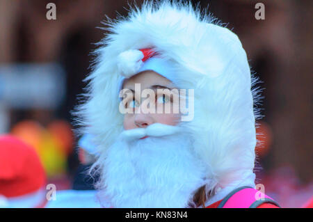 Glasgow, Ecosse, Royaume-Uni. 10 Décembre 2017 : Des milliers de participants habillés en Père Nöel prendre part à l'Assemblée Glasgow Santa Dash à travers le centre-ville en gel froid - dans un 5k fun run de charité festive organisée pour recueillir des fonds pour de bonnes causes. Cette année, l'organisme de bienfaisance désigné est le cancer. Beatson Credit : Skully/Alamy Live News Banque D'Images