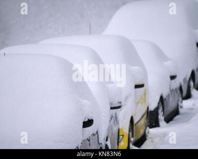 Malvern, Royaume-Uni. Déc 10, 2017. Voitures n'a pas déplacer le dimanche 10 décembre 2017 après les chutes de neige heavey laissés sous plus de 25 cm de neige Crédit : Richard Sheppard/Alamy Live News Banque D'Images