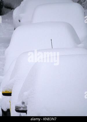 Malvern, Royaume-Uni. Déc 10, 2017. Voitures n'a pas déplacer le dimanche 10 décembre 2017 après les chutes de neige heavey laissés sous plus de 25 cm de neige Crédit : Richard Sheppard/Alamy Live News Banque D'Images