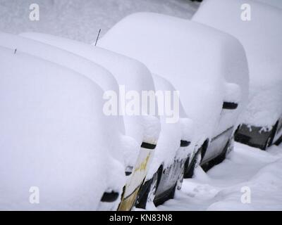 Malvern, Royaume-Uni. Déc 10, 2017. Voitures n'a pas déplacer le dimanche 10 décembre 2017 après les chutes de neige heavey laissés sous plus de 25 cm de neige Crédit : Richard Sheppard/Alamy Live News Banque D'Images