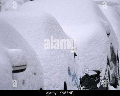 Malvern, Royaume-Uni. Déc 10, 2017. Voitures n'a pas déplacer le dimanche 10 décembre 2017 après les chutes de neige heavey laissés sous plus de 25 cm de neige Crédit : Richard Sheppard/Alamy Live News Banque D'Images