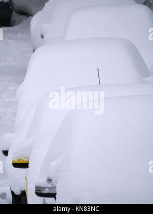 Malvern, Royaume-Uni. Déc 10, 2017. Voitures n'a pas déplacer le dimanche 10 décembre 2017 après les chutes de neige heavey laissés sous plus de 25 cm de neige Crédit : Richard Sheppard/Alamy Live News Banque D'Images