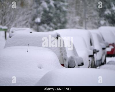 Malvern, Royaume-Uni. Déc 10, 2017. Voitures n'a pas déplacer le dimanche 10 décembre 2017 après les chutes de neige heavey laissés sous plus de 25 cm de neige Crédit : Richard Sheppard/Alamy Live News Banque D'Images