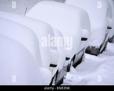 Malvern, Royaume-Uni. Déc 10, 2017. Voitures n'a pas déplacer le dimanche 10 décembre 2017 après les chutes de neige heavey laissés sous plus de 25 cm de neige Crédit : Richard Sheppard/Alamy Live News Banque D'Images