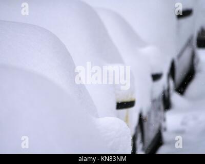 Malvern, Royaume-Uni. Déc 10, 2017. Voitures n'a pas déplacer le dimanche 10 décembre 2017 après les chutes de neige heavey laissés sous plus de 25 cm de neige Crédit : Richard Sheppard/Alamy Live News Banque D'Images